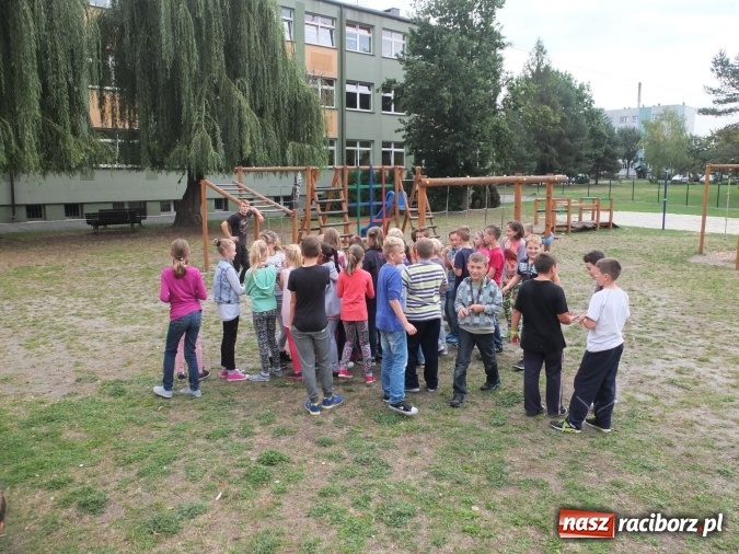 Zdjęcie w galerii na portalu naszraciborz.pl: Młodzież z Kuźni Raciborskiej poznała street workout  wiadomości z regionu