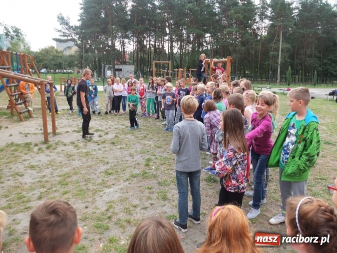 Zdjęcie w galerii na portalu naszraciborz.pl: Młodzież z Kuźni Raciborskiej poznała street workout  wiadomości z regionu