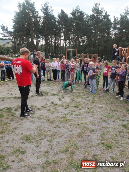 Zdjęcie w galerii na portalu naszraciborz.pl: Młodzież z Kuźni Raciborskiej poznała street workout  wiadomości z regionu