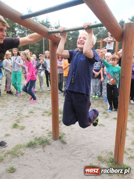 Zdjęcie w galerii na portalu naszraciborz.pl: Młodzież z Kuźni Raciborskiej poznała street workout  wiadomości z regionu