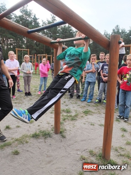 Zdjęcie w galerii na portalu naszraciborz.pl: Młodzież z Kuźni Raciborskiej poznała street workout  wiadomości z regionu
