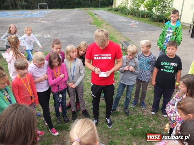 Zdjęcie w galerii na portalu naszraciborz.pl: Młodzież z Kuźni Raciborskiej poznała street workout  wiadomości z regionu
