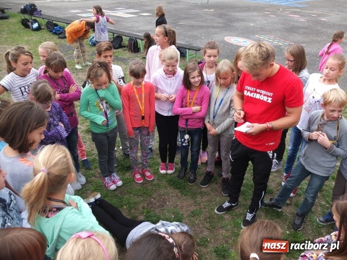 Zdjęcie w galerii na portalu naszraciborz.pl: Młodzież z Kuźni Raciborskiej poznała street workout  wiadomości z regionu
