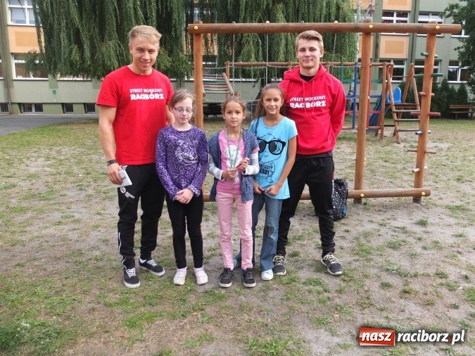 Zdjęcie w galerii na portalu naszraciborz.pl: Młodzież z Kuźni Raciborskiej poznała street workout  wiadomości z regionu