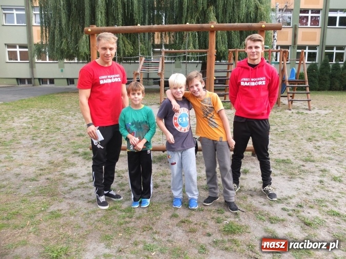 Zdjęcie w galerii na portalu naszraciborz.pl: Młodzież z Kuźni Raciborskiej poznała street workout  wiadomości z regionu