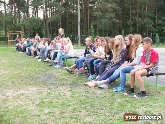 Zdjęcie w galerii na portalu naszraciborz.pl: Młodzież z Kuźni Raciborskiej poznała street workout  wiadomości z regionu