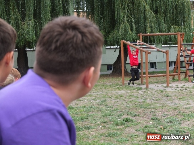 Zdjęcie w galerii na portalu naszraciborz.pl: Młodzież z Kuźni Raciborskiej poznała street workout  wiadomości z regionu