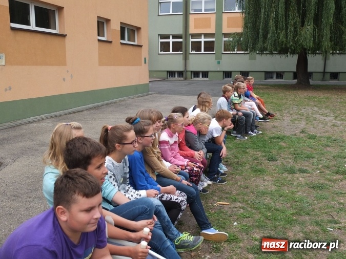 Zdjęcie w galerii na portalu naszraciborz.pl: Młodzież z Kuźni Raciborskiej poznała street workout  wiadomości z regionu