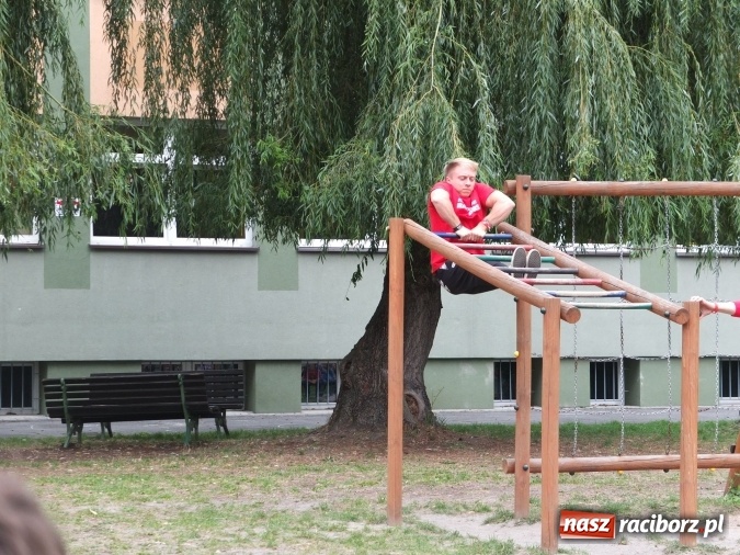 Zdjęcie w galerii na portalu naszraciborz.pl: Młodzież z Kuźni Raciborskiej poznała street workout  wiadomości z regionu