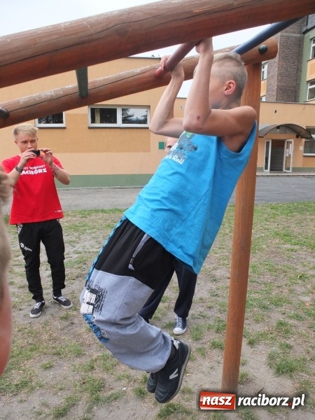 Zdjęcie w galerii na portalu naszraciborz.pl: Młodzież z Kuźni Raciborskiej poznała street workout  wiadomości z regionu