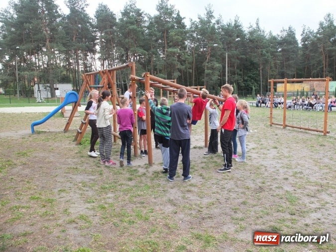 Zdjęcie w galerii na portalu naszraciborz.pl: Młodzież z Kuźni Raciborskiej poznała street workout  wiadomości z regionu