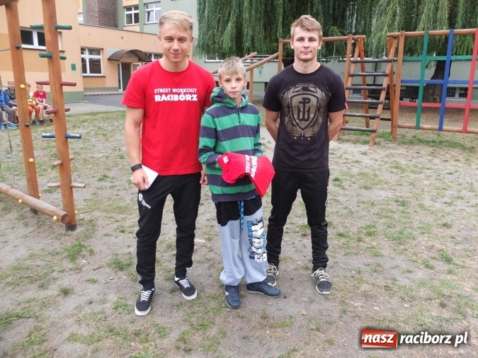 Zdjęcie w galerii na portalu naszraciborz.pl: Młodzież z Kuźni Raciborskiej poznała street workout  wiadomości z regionu