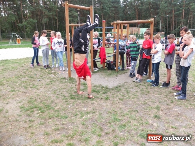 Zdjęcie w galerii na portalu naszraciborz.pl: Młodzież z Kuźni Raciborskiej poznała street workout  wiadomości z regionu