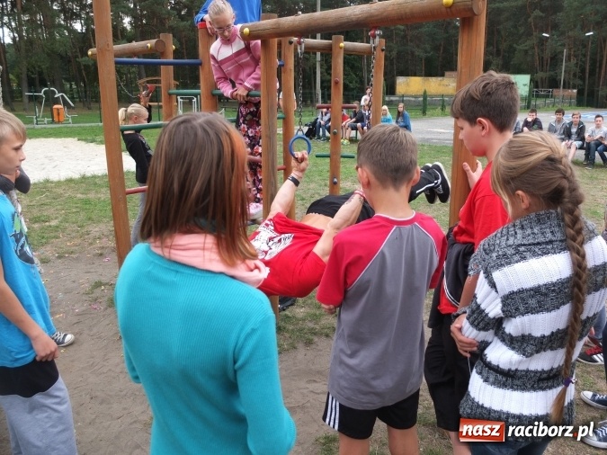 Zdjęcie w galerii na portalu naszraciborz.pl: Młodzież z Kuźni Raciborskiej poznała street workout  wiadomości z regionu