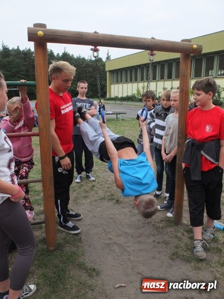 Zdjęcie w galerii na portalu naszraciborz.pl: Młodzież z Kuźni Raciborskiej poznała street workout  wiadomości z regionu