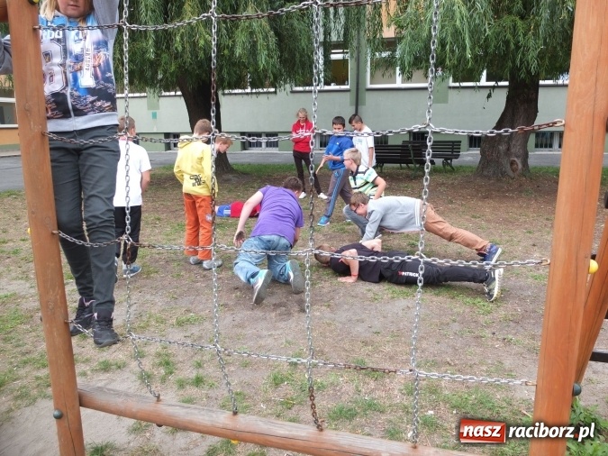 Zdjęcie w galerii na portalu naszraciborz.pl: Młodzież z Kuźni Raciborskiej poznała street workout  wiadomości z regionu