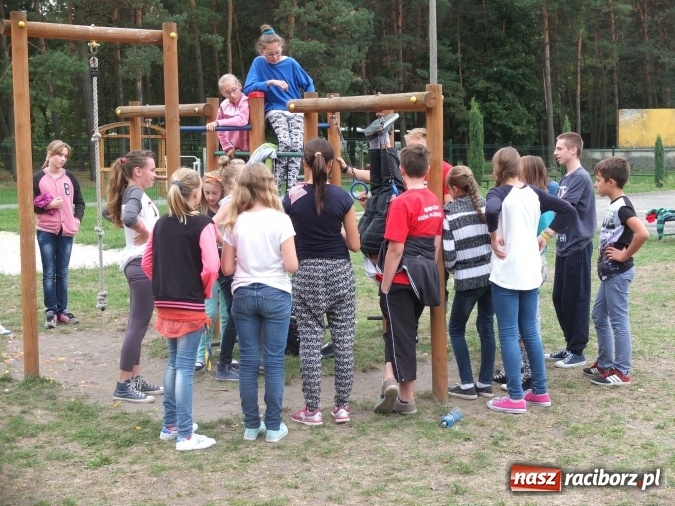 Zdjęcie w galerii na portalu naszraciborz.pl: Młodzież z Kuźni Raciborskiej poznała street workout  wiadomości z regionu
