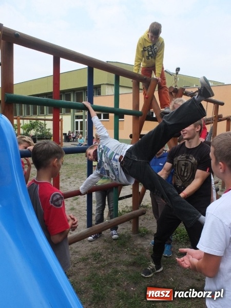 Zdjęcie w galerii na portalu naszraciborz.pl: Młodzież z Kuźni Raciborskiej poznała street workout  wiadomości z regionu