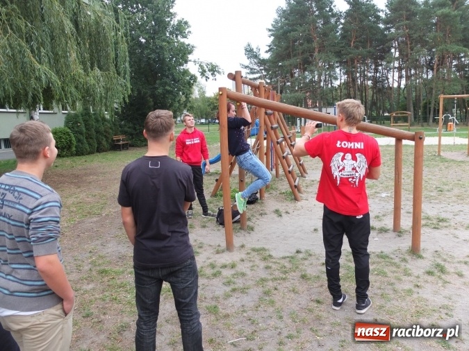 Zdjęcie w galerii na portalu naszraciborz.pl: Młodzież z Kuźni Raciborskiej poznała street workout  wiadomości z regionu