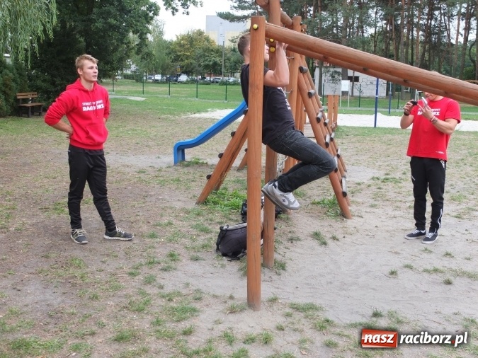 Zdjęcie w galerii na portalu naszraciborz.pl: Młodzież z Kuźni Raciborskiej poznała street workout  wiadomości z regionu