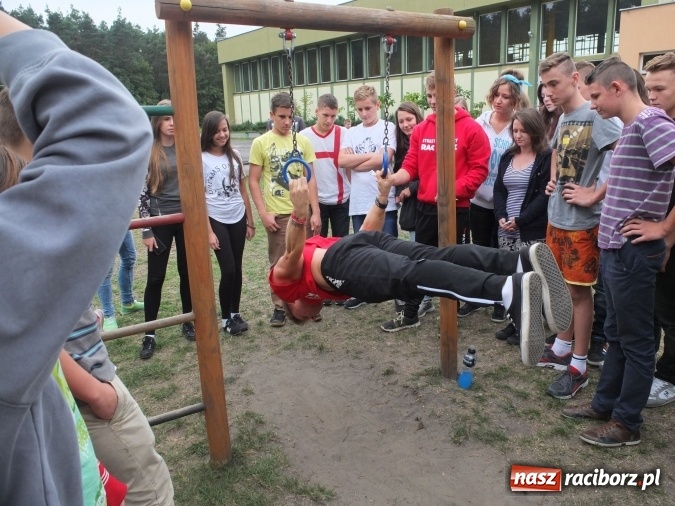 Zdjęcie w galerii na portalu naszraciborz.pl: Młodzież z Kuźni Raciborskiej poznała street workout  wiadomości z regionu