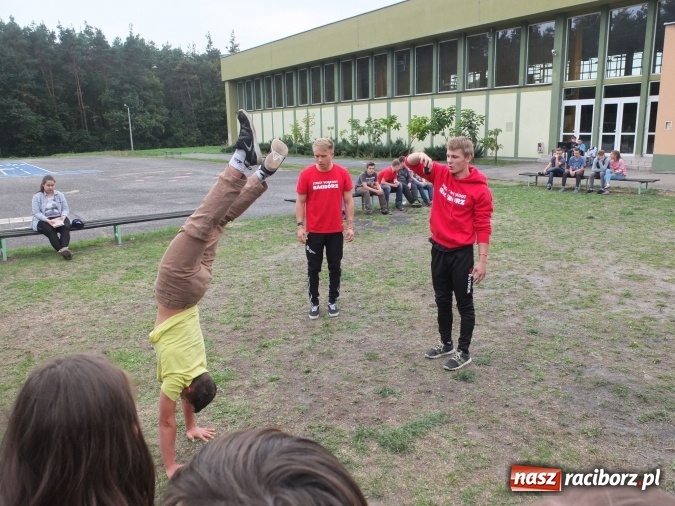 Zdjęcie w galerii na portalu naszraciborz.pl: Młodzież z Kuźni Raciborskiej poznała street workout  wiadomości z regionu