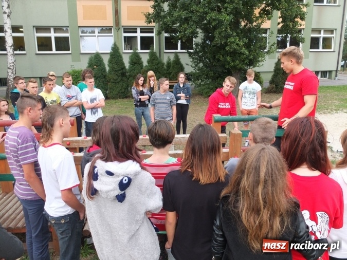 Zdjęcie w galerii na portalu naszraciborz.pl: Młodzież z Kuźni Raciborskiej poznała street workout  wiadomości z regionu