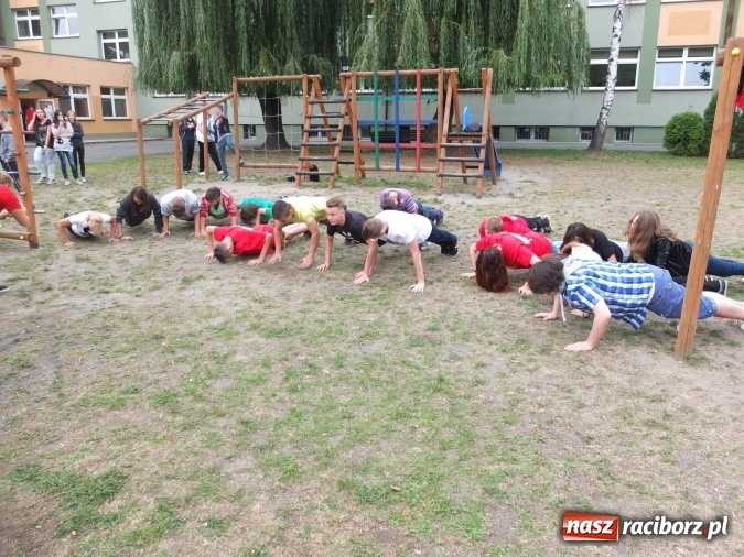 Zdjęcie w galerii na portalu naszraciborz.pl: Młodzież z Kuźni Raciborskiej poznała street workout  wiadomości z regionu