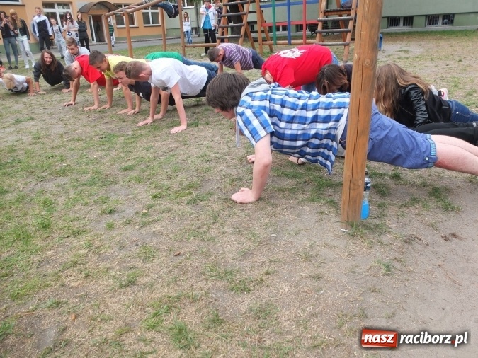 Zdjęcie w galerii na portalu naszraciborz.pl: Młodzież z Kuźni Raciborskiej poznała street workout  wiadomości z regionu