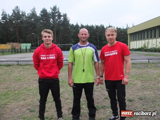 Zdjęcie w galerii na portalu naszraciborz.pl: Młodzież z Kuźni Raciborskiej poznała street workout  wiadomości z regionu