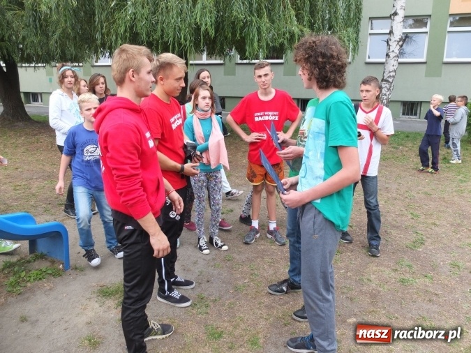 Zdjęcie w galerii na portalu naszraciborz.pl: Młodzież z Kuźni Raciborskiej poznała street workout  wiadomości z regionu