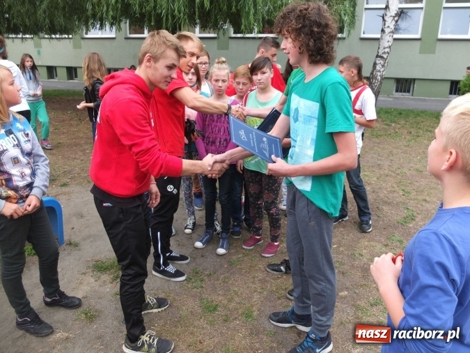 Zdjęcie w galerii na portalu naszraciborz.pl: Młodzież z Kuźni Raciborskiej poznała street workout  wiadomości z regionu