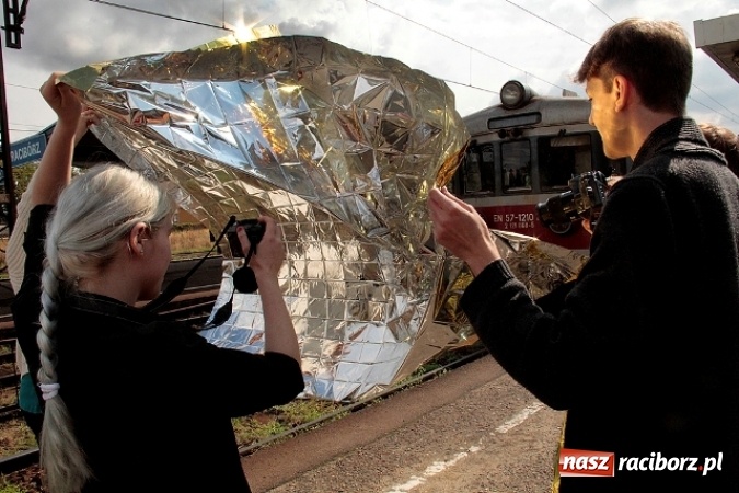 Zdjęcie w galerii na portalu naszraciborz.pl: Blaski i cienie i raciborskiego dworca - plener uczniów Liceum Plastycznego  wiadomości z regionu