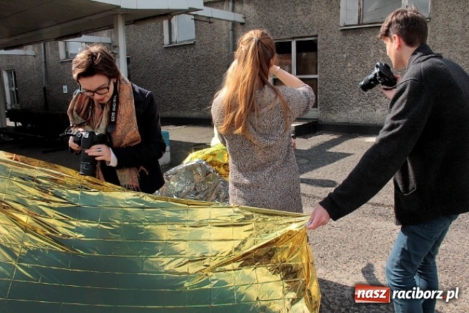Zdjęcie w galerii na portalu naszraciborz.pl: Blaski i cienie i raciborskiego dworca - plener uczniów Liceum Plastycznego  wiadomości z regionu