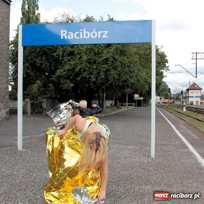 Zdjęcie w galerii na portalu naszraciborz.pl: Blaski i cienie i raciborskiego dworca - plener uczniów Liceum Plastycznego  wiadomości z regionu