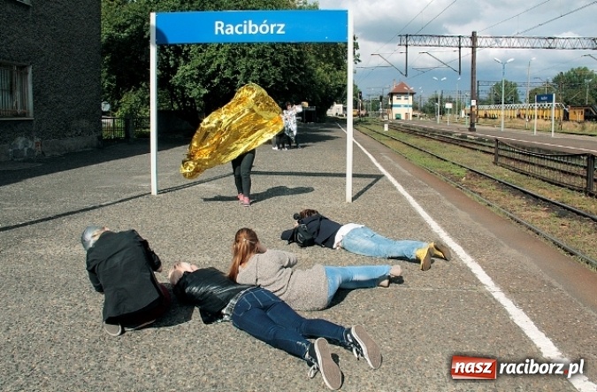 Zdjęcie w galerii na portalu naszraciborz.pl: Blaski i cienie i raciborskiego dworca - plener uczniów Liceum Plastycznego  wiadomości z regionu