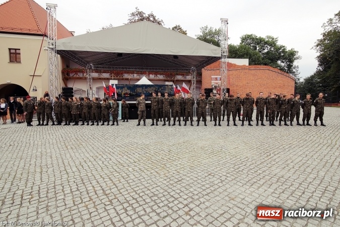 Zdjęcie w galerii na portalu naszraciborz.pl: Piknik militarny na zamku - uczniowie ZSOMS złożyli ślubowanie wiadomości z regionu
