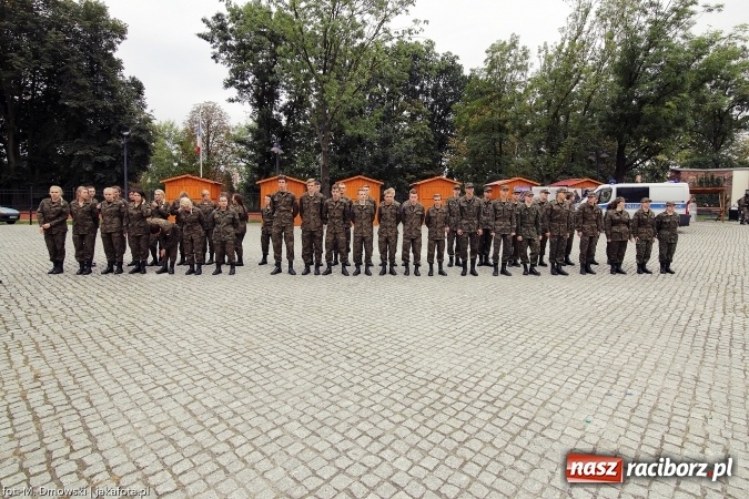 Zdjęcie w galerii na portalu naszraciborz.pl: Piknik militarny na zamku - uczniowie ZSOMS złożyli ślubowanie wiadomości z regionu