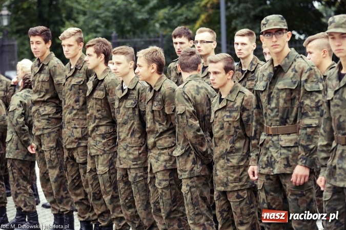 Zdjęcie w galerii na portalu naszraciborz.pl: Piknik militarny na zamku - uczniowie ZSOMS złożyli ślubowanie wiadomości z regionu