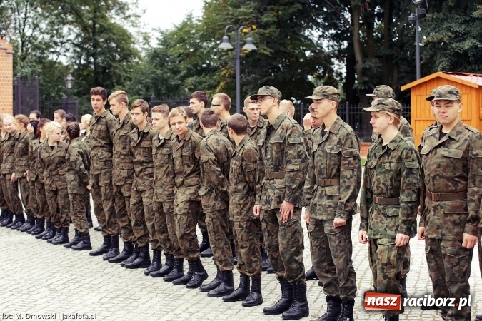 Zdjęcie w galerii na portalu naszraciborz.pl: Piknik militarny na zamku - uczniowie ZSOMS złożyli ślubowanie wiadomości z regionu