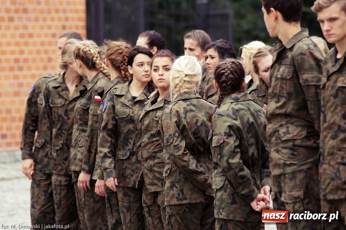 Zdjęcie w galerii na portalu naszraciborz.pl: Piknik militarny na zamku - uczniowie ZSOMS złożyli ślubowanie wiadomości z regionu