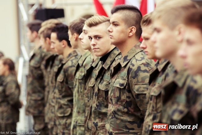 Zdjęcie w galerii na portalu naszraciborz.pl: Piknik militarny na zamku - uczniowie ZSOMS złożyli ślubowanie wiadomości z regionu