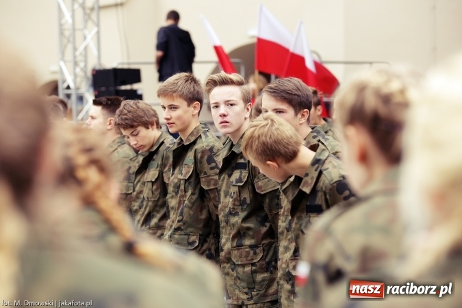 Zdjęcie w galerii na portalu naszraciborz.pl: Piknik militarny na zamku - uczniowie ZSOMS złożyli ślubowanie wiadomości z regionu