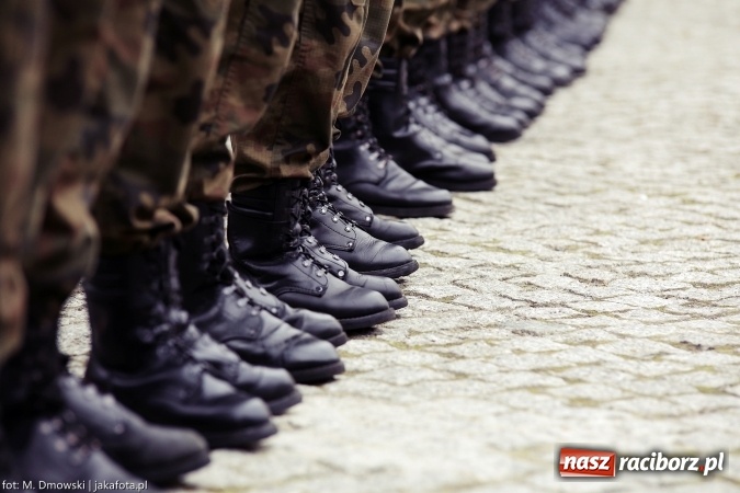 Zdjęcie w galerii na portalu naszraciborz.pl: Piknik militarny na zamku - uczniowie ZSOMS złożyli ślubowanie wiadomości z regionu