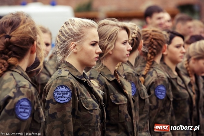 Zdjęcie w galerii na portalu naszraciborz.pl: Piknik militarny na zamku - uczniowie ZSOMS złożyli ślubowanie wiadomości z regionu