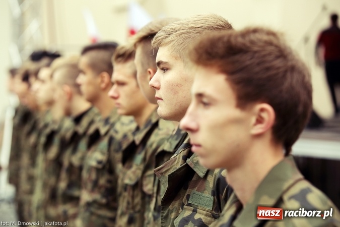 Zdjęcie w galerii na portalu naszraciborz.pl: Piknik militarny na zamku - uczniowie ZSOMS złożyli ślubowanie wiadomości z regionu