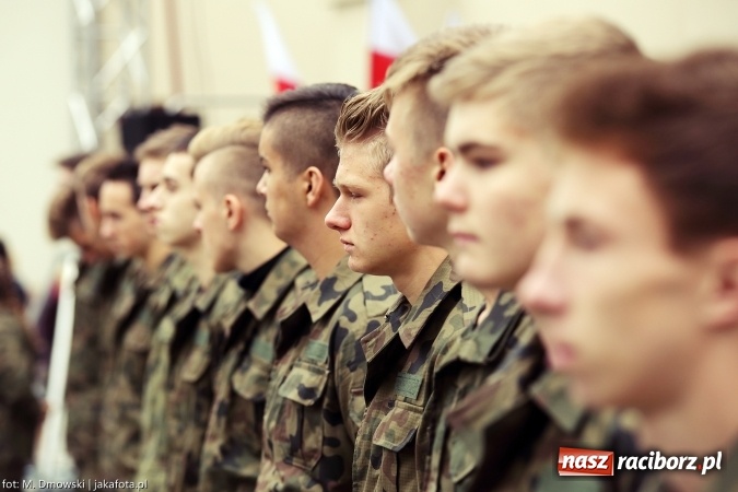 Zdjęcie w galerii na portalu naszraciborz.pl: Piknik militarny na zamku - uczniowie ZSOMS złożyli ślubowanie wiadomości z regionu