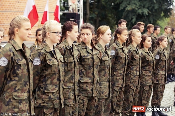 Zdjęcie w galerii na portalu naszraciborz.pl: Piknik militarny na zamku - uczniowie ZSOMS złożyli ślubowanie wiadomości z regionu