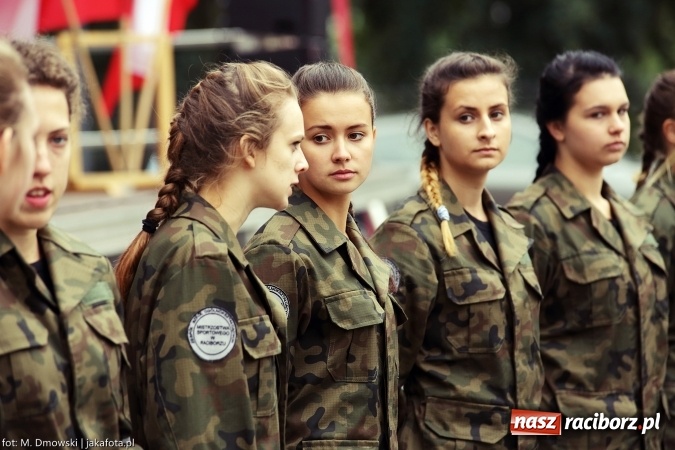 Zdjęcie w galerii na portalu naszraciborz.pl: Piknik militarny na zamku - uczniowie ZSOMS złożyli ślubowanie wiadomości z regionu