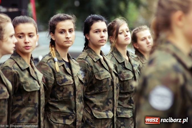 Zdjęcie w galerii na portalu naszraciborz.pl: Piknik militarny na zamku - uczniowie ZSOMS złożyli ślubowanie wiadomości z regionu